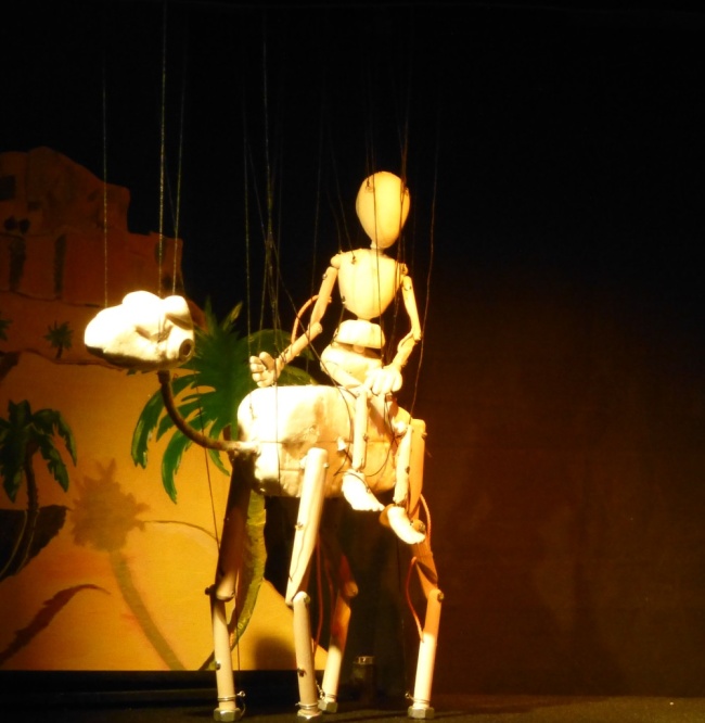 Spectacle de marionnettes à fils La vie de Charles de Foucauld Reconnaissance du maroc Touareg Chameau gros plan