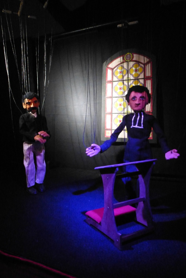 Spectacle de marionnettes à fils La vie de Charles de Foucauld église Saint Augustin La conversion de Charles avec Huvelin 02