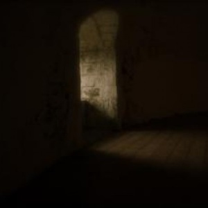 Fenêtre d'une salle obscure