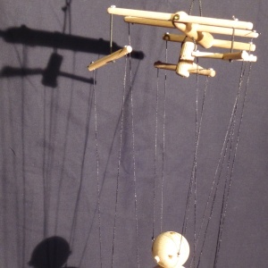 La marionnette de l'écolier - Boutique des Marionnettes - Les premières techniques de manipulations - Croix + Marionnette