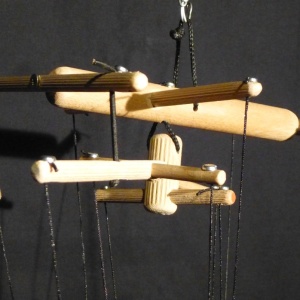 La marionnette de l'écolier - Boutique des Marionnettes - Les premières techniques de manipulations - La croix