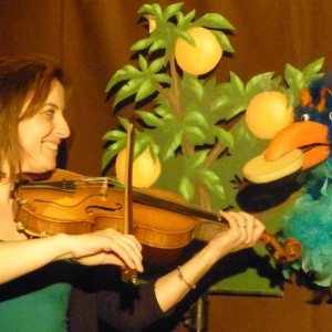 Spectacle les Fables de la Fontaine en Folie Marionnette à baton Pauline violoniste et Le Corbeau