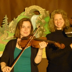 Spectacle les Fables de la Fontaine en Folie Marionnette à baton Pauline violoniste et Marion marionnettiste