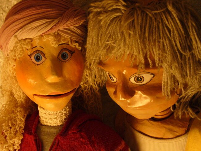 Photographie des marionnettes Anouk et Youri
