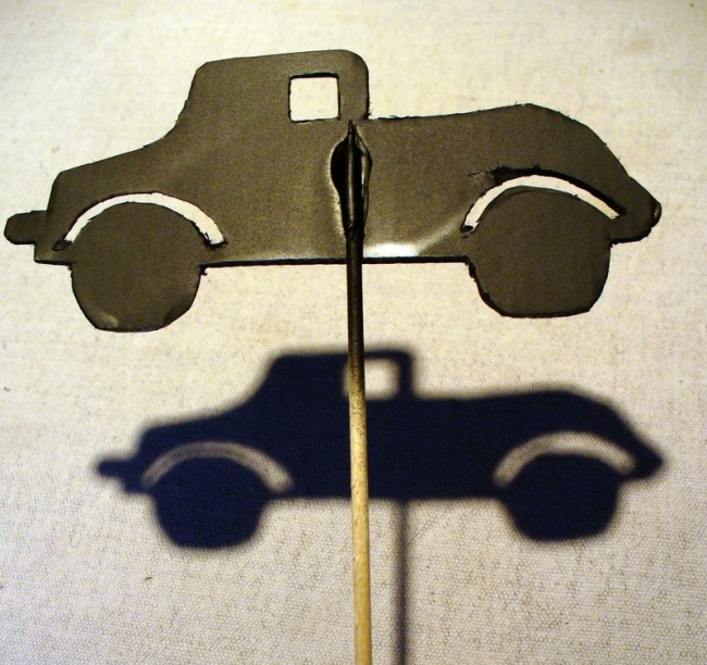 construction d'une voiture en ombres chinoises