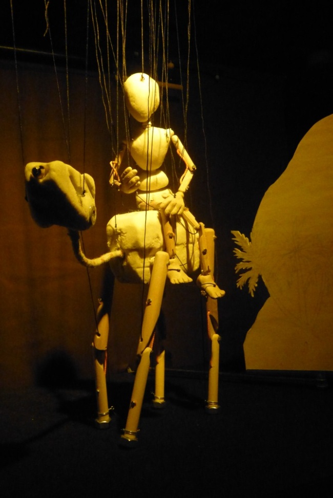 Les premiers décors Dromadaire marionnette à fils spectacle sur la vie de Charles de Foucauld