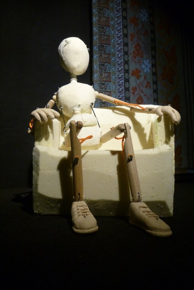 Marionnette dans un salon privé Spectacle de marionnette à fils La vie de Charles de Foucauld